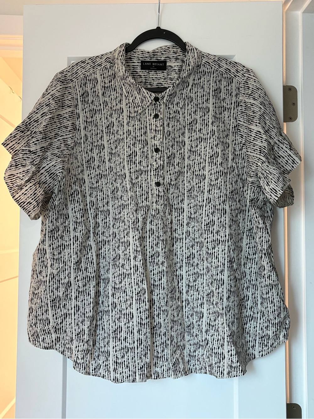 Lane Bryant Black & White Short Sleeve Button Front Top Size 22 Cotton